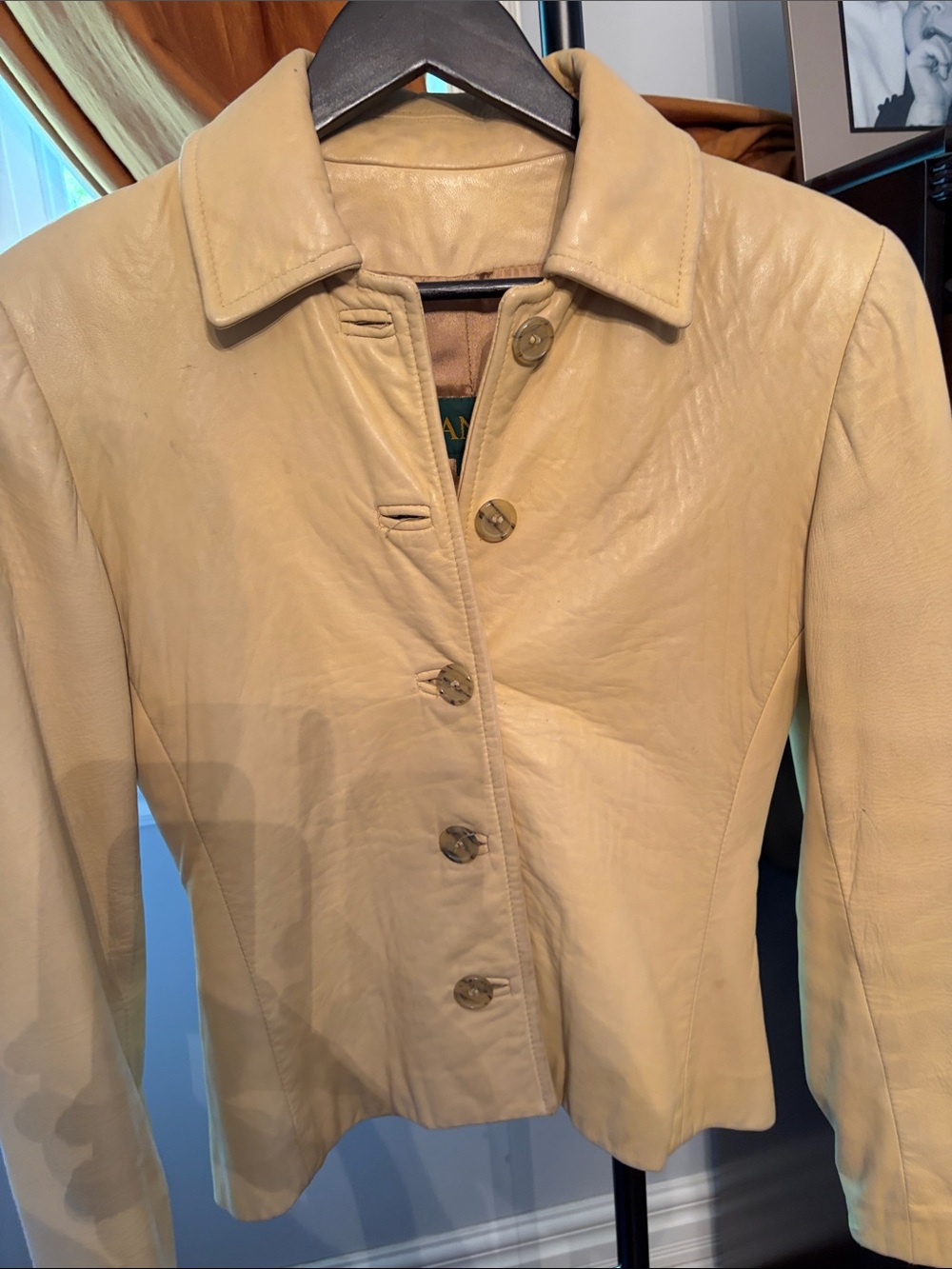 DANIER Classic Women's Beige Leather Button Jacket